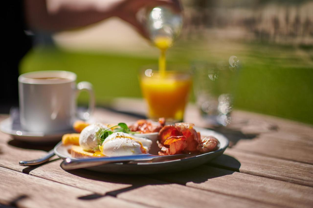 مارتينبوره Parehua Resort المظهر الخارجي الصورة A breakfast with orange juice