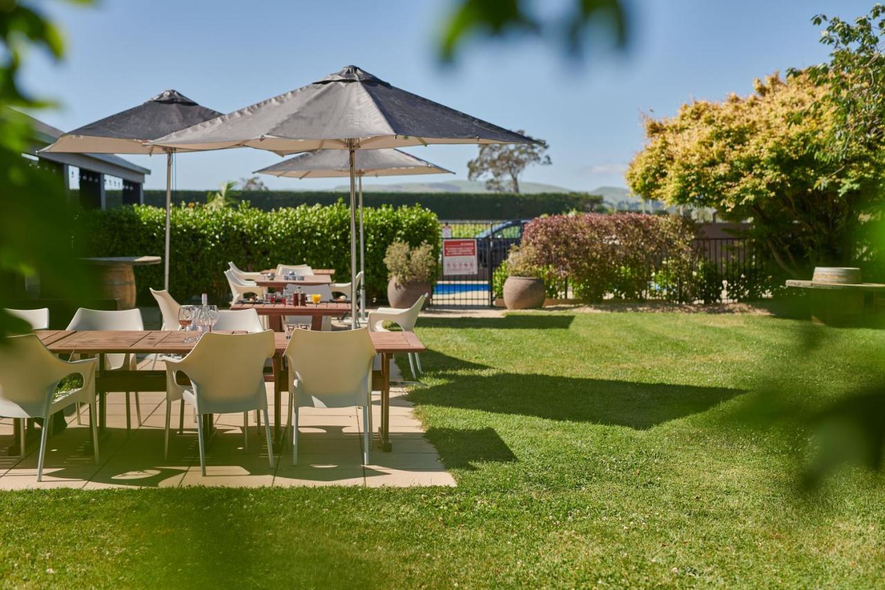 مارتينبوره Parehua Resort المظهر الخارجي الصورة The garden at the hotel