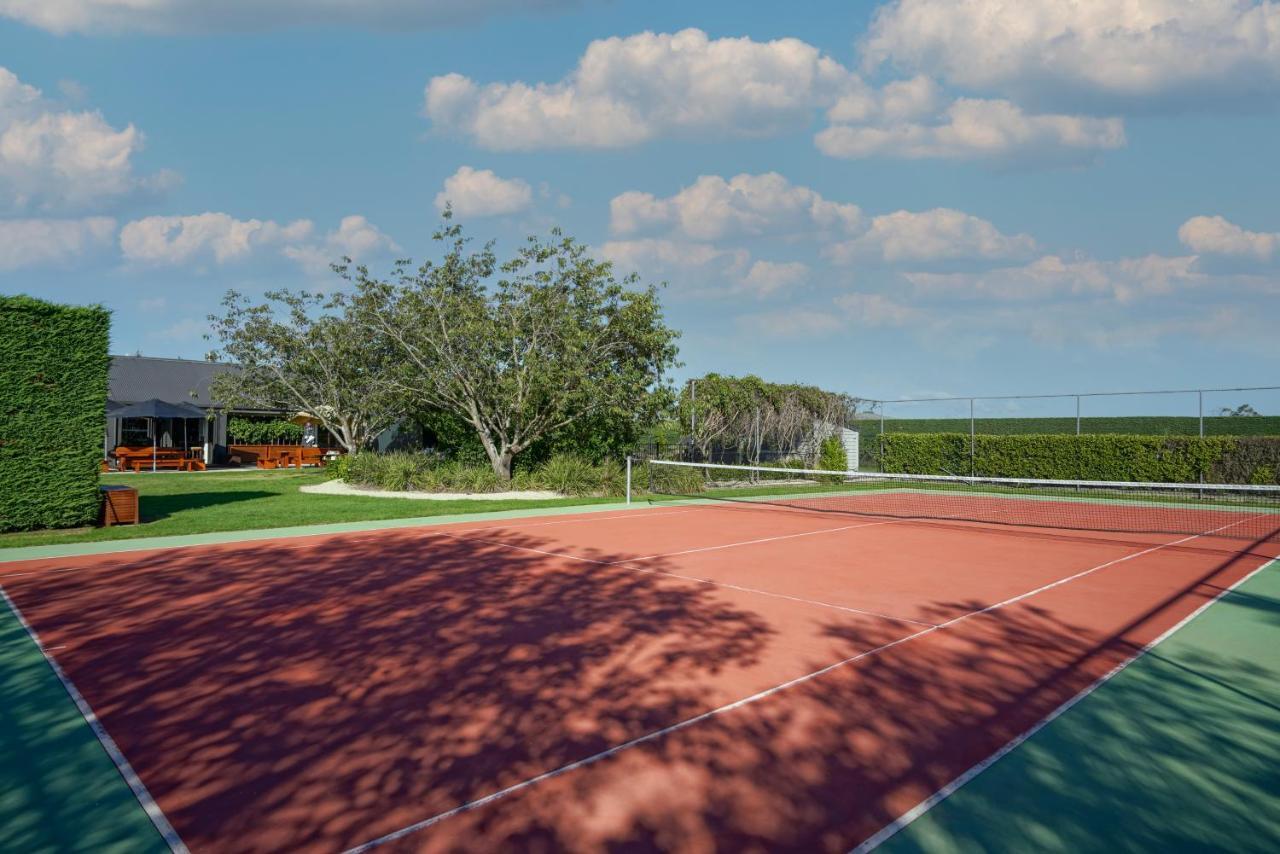 مارتينبوره Parehua Resort المظهر الخارجي الصورة Tennis court at the Boca Raton Resort