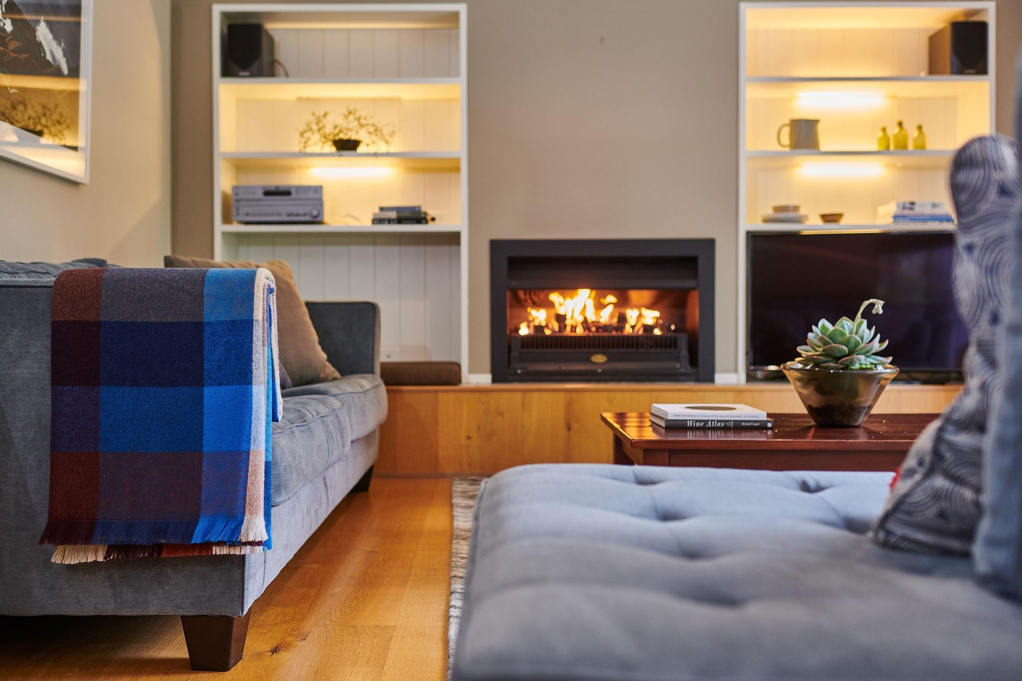 مارتينبوره Parehua Resort المظهر الخارجي الصورة A fireplace in a living room