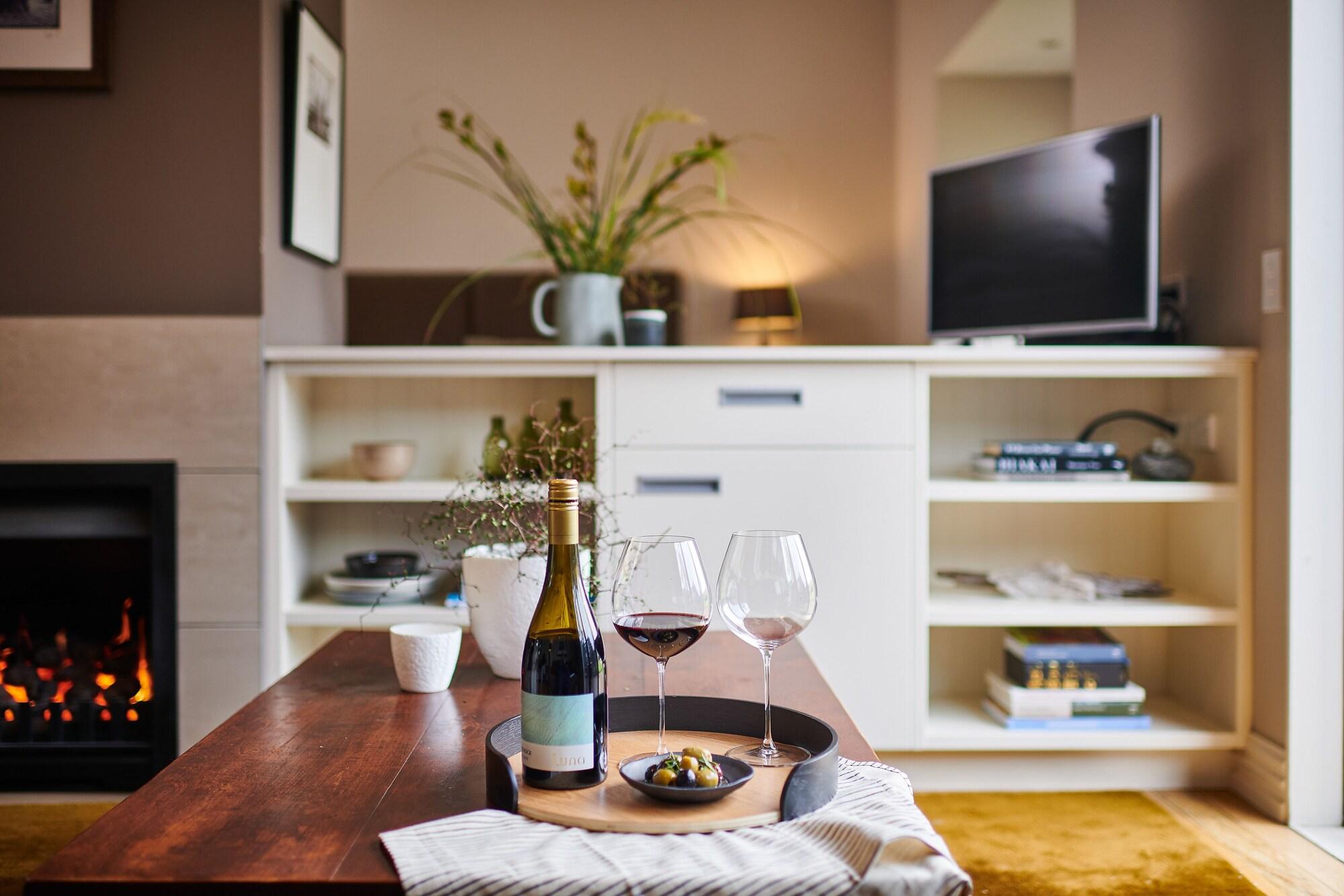 مارتينبوره Parehua Resort المظهر الخارجي الصورة A wine tasting at home