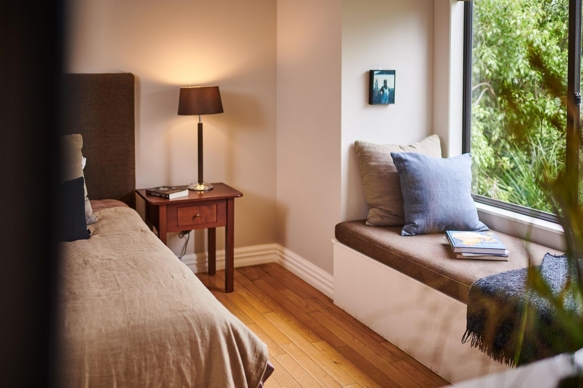 مارتينبوره Parehua Resort المظهر الخارجي الصورة A window seat in a bedroom