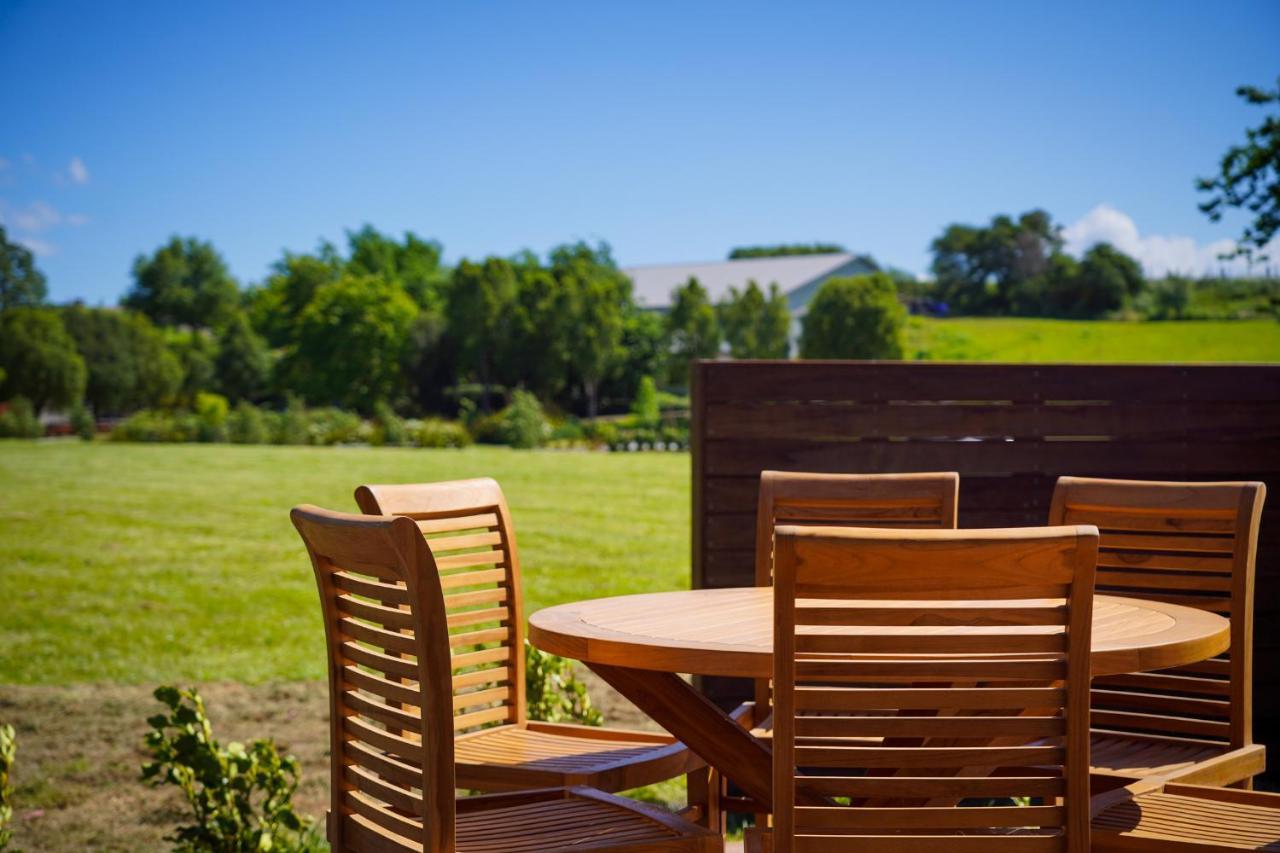 مارتينبوره Parehua Resort المظهر الخارجي الصورة Outdoor furniture