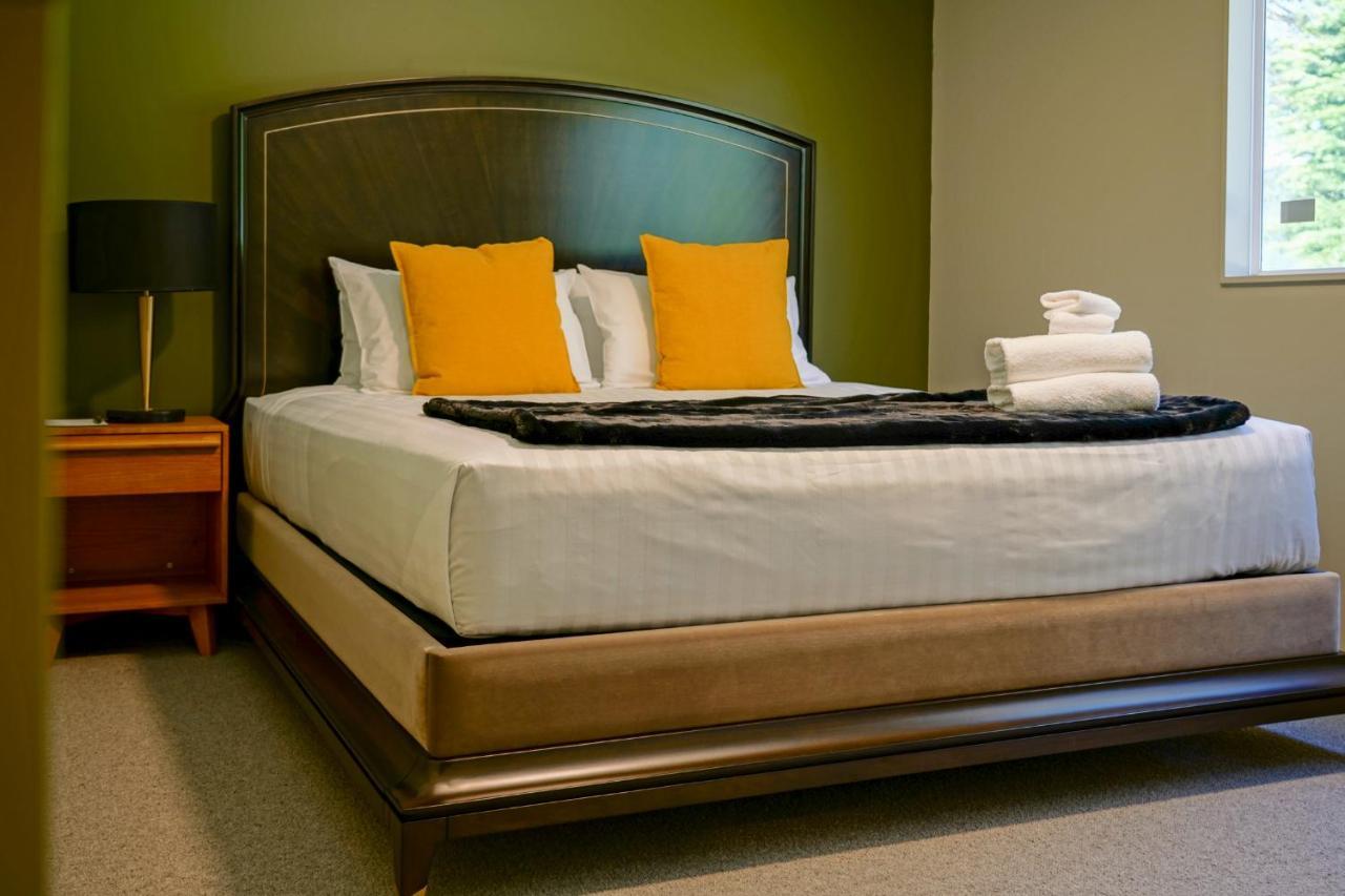 مارتينبوره Parehua Resort المظهر الخارجي الصورة A bedroom at the Inn at the Opera
