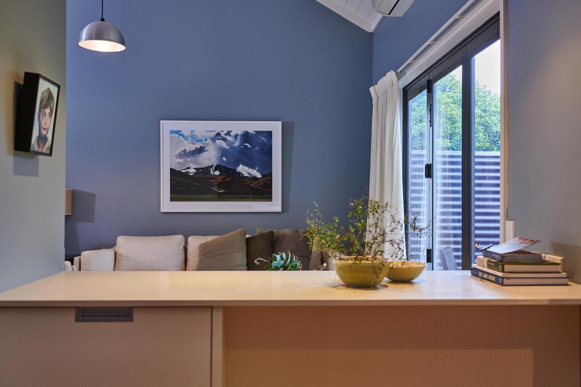 مارتينبوره Parehua Resort الغرفة الصورة A living room with a blue wall