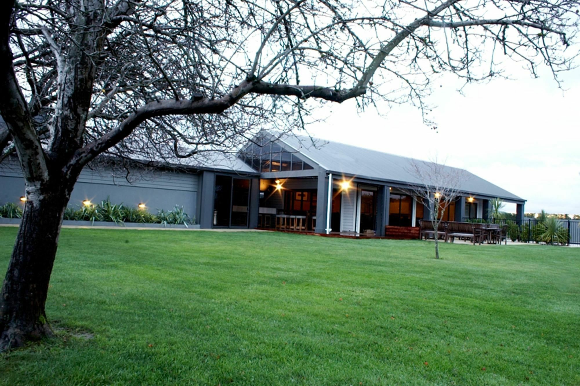 مارتينبوره Parehua Resort المظهر الخارجي الصورة The clubhouse at the golf course